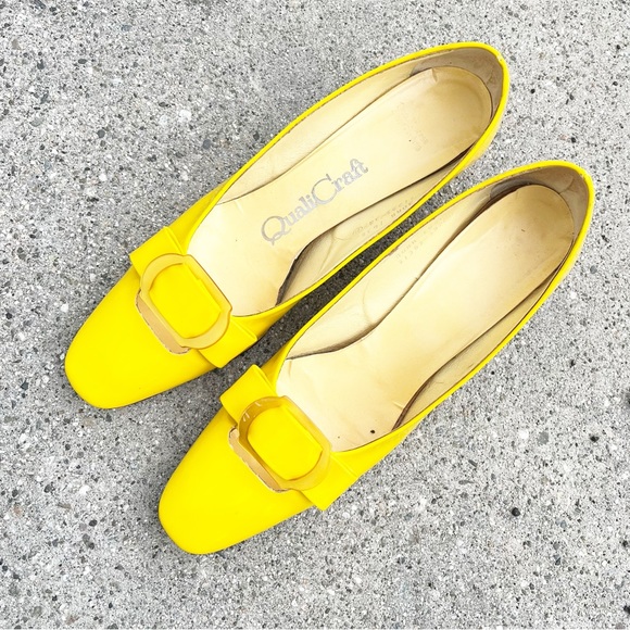 VINTAGE QUALICRAFT 1970’s Yellow Patent Leather Square Toed Kitten Heels - Picture 3 of 12